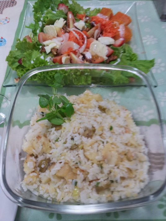 Arroz de Bacalhau ao Leite de Coco e uma bela salada : bom apetite!